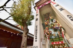 日本の福岡の櫛田神社の梅と桜