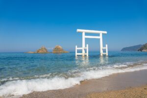 桜井二見ヶ浦の白い鳥居（福岡県糸島市）